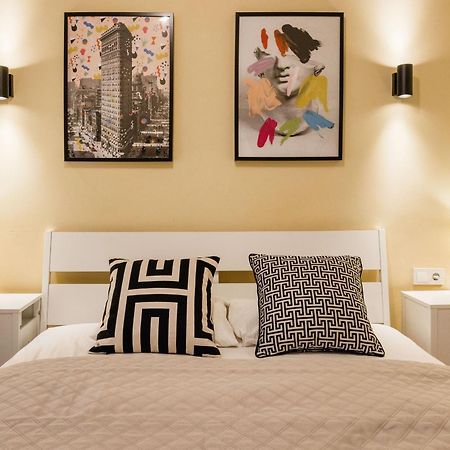 Experience City Nightlife From A Sleek Lavish Pad Apartment Budapest Exterior photo