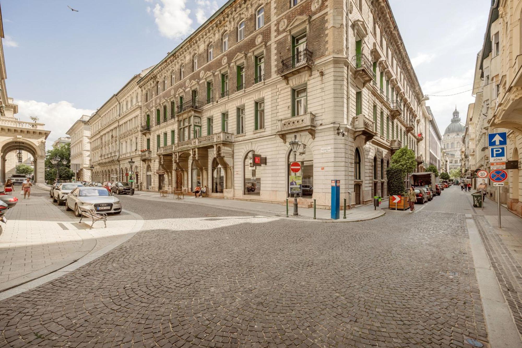 Experience City Nightlife From A Sleek Lavish Pad Apartment Budapest Exterior photo
